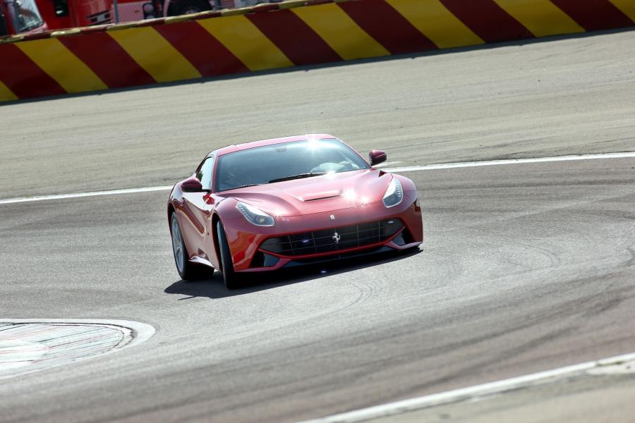  Ferrari F12berlinetta 2012 года  (фото 12 из 104)